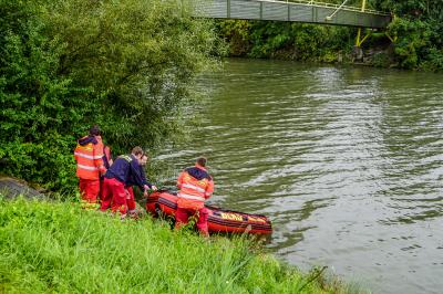 TAGBILDER! Esslingen: Junger Mann faellt in Neckar - Passant will helfen, findet ihn nicht mehr - Suchaktion der Rettungskraefte